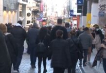 «Πλημμύρισε» κόσμο η Ερμού – Ανοιχτά τα καταστήματα