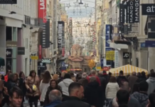 Σε χριστουγεννιάτικο κλίμα η αγορά – Πλήθος κόσμου για βόλτα και ψώνια στην Ερμού