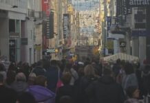 Εορταστικό ωράριο 2025: Κοσμοσυρροή στην Ερμού για τα ανοιχτά καταστήματα