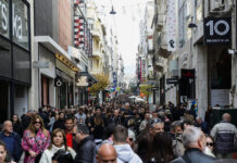 «Βούλιαξαν» από κόσμο τα καταστήματα στην Ερμού: Χιλιάδες ψώνισαν τα δώρα των Χριστουγέννων – Δείτε βίντεο