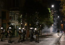 Επεισόδια στα Εξάρχεια: Επίθεση με «βροχή» μολότοφ σε διμοιρία ΜΑΤ – Έβαλαν φωτιές και σε κάδους