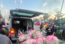 Αγρότες: Παραγωγοί λαϊκών αγορών μοίρασαν λαχανικά στο μπλόκο στα Πράσινα Φανάρια