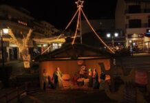 «Μύρισαν» Χριστούγεννα στην Καλαμπάκα: Η μαγευτική φάτνη που στήθηκε στους βράχους των Μετεώρων