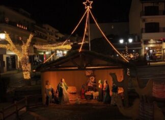 «Μύρισαν» Χριστούγεννα στην Καλαμπάκα: Η μαγευτική φάτνη που στήθηκε στους βράχους των Μετεώρων