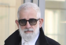 Πέτρος Φιλιππίδης: «Είμαι έξι μήνες άστεγος και έχω καταστραφεί οικονομικά» λέει μετά το πόρισμα για τη φωτιά στο σπίτι του