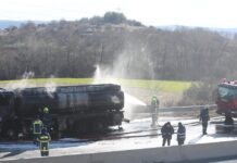 Φωτιά σε βυτιοφόρο στην εθνική οδό Θεσσαλονίκης – Σερρών: Έκλεισε και στα δύο ρεύματα ο δρόμος