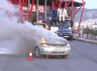 Νέο Φάληρο: Αυτοκίνητο πήρε φωτιά στη μέση του δρόμου – Βγήκαν τελευταία στιγμή οι επιβάτες, δείτε βίντεο