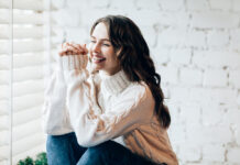 «Helper’s high» feeling: Τι είναι και γιατί μας κάνει τόσο χαρούμενους;