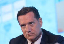 Novartis: Βίντεο παρωδία εμφανίστηκε στη δίκη και σατιρίζει τον Άδωνι Γεωργιάδη – Μια «ψεύτικη» απαγωγή, μια μπανιέρα και δράστες με κάλτσες