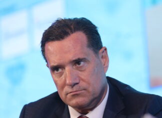 Novartis: Προβολή βίντεο στη δίκη με «πρωταγωνιστή» τον Άδωνι Γεωργιάδη – Η ψεύτικη απαγωγή Μανωλίδου, μια μπανιέρα και δράστες με κάλτσες