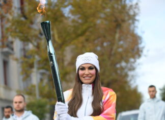 H Κίμπερλι Γκίλφοϊλ έγινε λαμπαδηδρόμος και έτρεξε στη Διονυσίου Αρεοπαγίτου με τη Φλόγα των Χειμερινών Ολυμπιακών Αγώνων