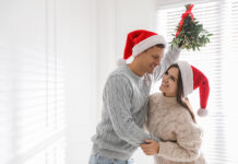 Φιλί κάτω από το γκι: Καταρρίφθηκε το ρεκόρ Guinness