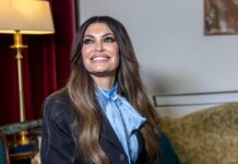 Η Κίμπερλι Γκιλφόιλ φορώντας υπέρλαμπρο φόρεμα ευχήθηκε για τα Χριστούγεννα – «Ο Θεός να ευλογεί τις ΗΠΑ και την Ελλάδα»