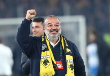 Ο Μάριος Ηλιόπουλος πανηγύρισε με τους παίκτες στον αγωνιστικό χώρο: «Το σύμπαν αποφάσισε να νικήσει η ΑΕΚ»