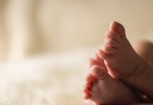 Θρίλερ με μωρό 5 μηνών που ξεψύχησε στο κρεβάτι τον γονέων του – «Ξυπνήσαμε και βρήκαμε την μικρή παγωμένη»