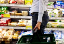 Ακρίβεια: Νέο ράλι ανόδου τιμών στα κρέατα, στον καφέ και στην σοκολάτα – Πόσο θα κοστίσει φέτος το Χριστουγεννιάτικο τραπέζι