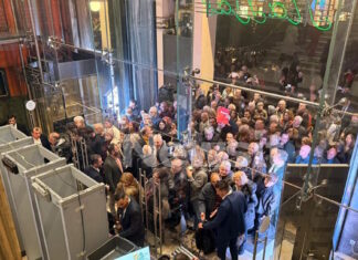 Ιθάκη: Κοσμοπλημμύρα έξω από το Παλλάς για την παρουσίαση του βιβλίου του Αλέξη Τσίπρα