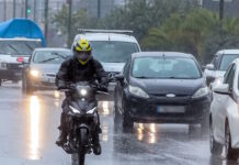 Καιρός: «Βούλιαξε» η Αττική από την ισχυρή νεροποντή – 50 κλήσεις στην πυροσβεστική, ποτάμια οι δρόμοι