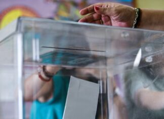 Δημοσκόπηση Interview: Μητσοτάκη, Κουτσούμπα και Κωνσταντοπούλου θα καλούσαν για Χριστούγεννα οι πολίτες