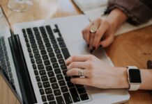 Πόσο αυξάνονται οι μισθοί σε δημόσιο και ιδιωτικό τομέα – Αναλυτικά παραδείγματα ανά κατηγορία