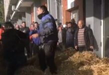 Ένταση στην Καβάλα: Αγρότες διαμαρτύρονται έξω από την Αντιπεριφέρεια – Έριξαν άχυρα, γάλα, ντομάτες και σταφύλια