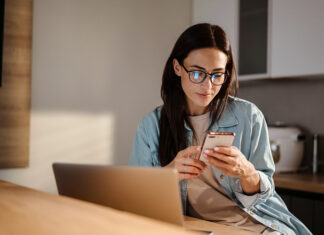 Smartphone και ευεξία: Πότε αρχίζει να μας κάνει καλό;