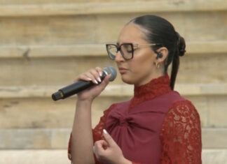 Η Klavdia τραγούδησε την «Αστερομάτα» στην τελετή παράδοσης της Φλόγας στο Καλλιμάρμαρο