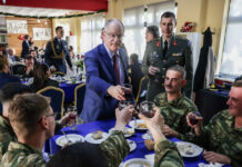 Ο Κωνσταντίνος Τασούλας γευμάτισε με Εύζωνες με αφορμή την 157η επέτειο ίδρυσης της Προεδρικής Φρουράς