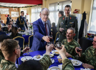 Τίμησε τους Εύζωνες ο Πρόεδρος της Δημοκρατίας: Τσούγκρισαν, έφαγαν φασολάδα και του έκαναν δώρο τσαρούχια