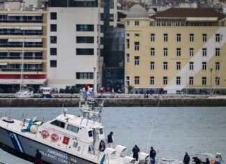 Βόλος: Καταιγίδα, άνεμοι και χαμηλή ορατότητα «έριξαν» στα βράχια το σκάφος του λιμενικού, λέει ο κυβερνήτης