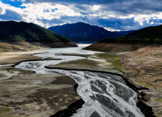 Λίμνη Μόρνου: Νέες αποκαρδιωτικές φωτογραφίες – Παρά τις καταιγίδες παραμένει σε ιστορικά χαμηλά το απόθεμα νερού