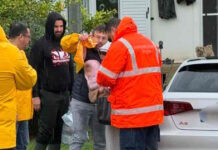 Κακοκαιρία Byron: Εντυπωσιακή διάσωση μητέρας και βρέφους από την πλημμυρισμένη Μάνδρα – Δείτε βίντεο