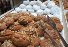 Κουραμπιέδες και μελομακάρονα: Δείτε αναλυτικά τους πίνακες με τις τιμές πώλησης τους