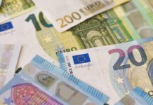 Έρχεται η ανάληψη μετρητών από εμπορικά καταστήματα – Το σχέδιο που εξετάζεται για μικρά ποσά