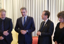 Μητσοτάκης και Χέρτσογκ επισκέφθηκαν τους γονείς του Ιωνά Καρούση που σκοτώθηκε σε τρομοκρατική επίθεση στο Τελ Αβίβ