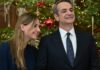 Ο Κυριάκος Μητσοτάκης με την κόρη του Σοφία άκουσε τα πρωτοχρονιάτικα κάλαντα στο Μέγαρο Μαξίμου