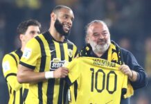 Ο Αρόλντ Μουκουντί συμπλήρωσε 100 αγώνες με την ΑΕΚ και ο Μάριος Ηλιόπουλος του έδωσε αναμνηστική φανέλα