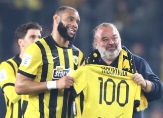 Ο Αρόλντ Μουκουντί συμπλήρωσε 100 αγώνες με την ΑΕΚ και ο Μάριος Ηλιόπουλος του έδωσε αναμνηστική φανέλα