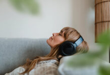 Μουσική: Ανοιγοκλείνοντας τα μάτια, ακούμε καλύτερα;