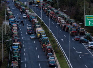 Μπλόκα αγροτών: Ενισχύονται σε Έβρο και σε κομβικά σημεία της Εθνικής Οδού Αθηνών-Λαμίας