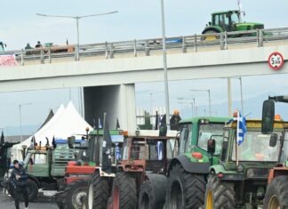 Τα μπλόκα των αγροτών «κόβουν» την Ελλάδα στα δύο: Κλείνουν και παράδρομους, ετοιμάζονται για λιμάνια