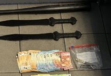 Αμπελόκηποι: Έρευνα της ΕΛΑΣ οδήγησε σε σπίτι με κάνναβη, ρόπαλα και σπαθιά – 31χρονος πέταξε τσάντα με ναρκωτικά από το μπαλκόνι