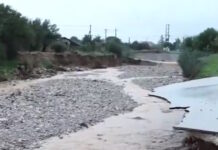 Κακοκαιρία Byron: Δρόμος εξαφανίστηκε στη Νέα Πέραμο – Συγκλονιστικές εικόνες