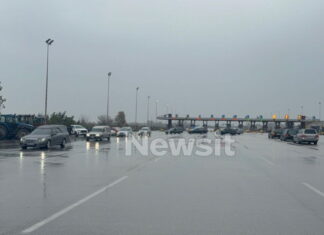 Η «κηδεία της αγροτιάς»: Συμβολική πορεία με νεκροφόρες στο μπλόκο των Μαλγάρων