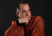 Ο Νίκος Νικολακόπουλος παρουσιάζει το πρώτο του single με τίτλο «Σε ένα τέταρτο»