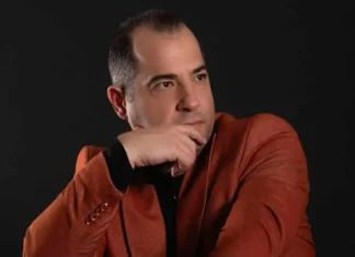 Ο Νίκος Νικολακόπουλος παρουσιάζει το πρώτο του single με τίτλο «Σε ένα τέταρτο»