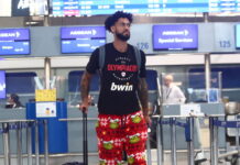 Ο Τάιτερ Ντόρσεϊ έφτασε στο αεροδρόμιο φορώντας παντελόνι με τον Grinch και έκλεψε τις εντυπώσεις