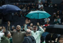 Παναθηναϊκός – Βαλένθια: Οι οπαδοί του «τριφυλλιού» τρόλαραν τον Ολυμπιακό για το ΣΕΦ, με ομπρέλες στην κερκίδα