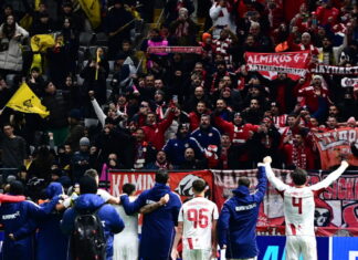 Καϊράτ Αλμάτι – Ολυμπιακός: Οι πανηγυρισμοί των οπαδών με τους ερυθρόλευκους παίκτες για το «διπλό» στο Champions League