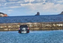 Πάρος: Αυτοκίνητο έπεσε στην θάλασσα και βυθίστηκε – Ο οδηγός ξέχασε να σηκώσει το χειρόφρενο